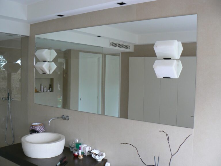 How to Use Mirrors Effectively in Interior Design Projects